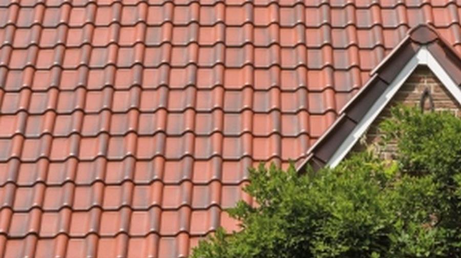 Hoe bedek je een hellend dak?