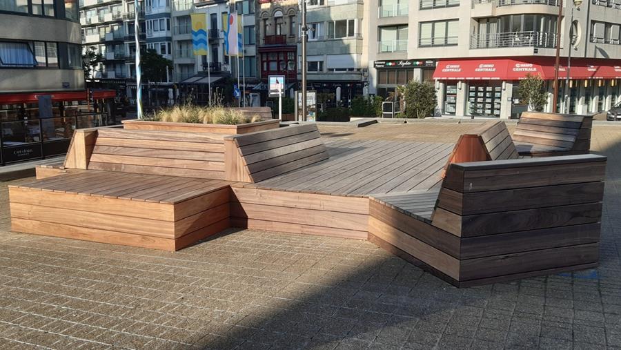 Houten zitbanken vervangen bestaande sokkel