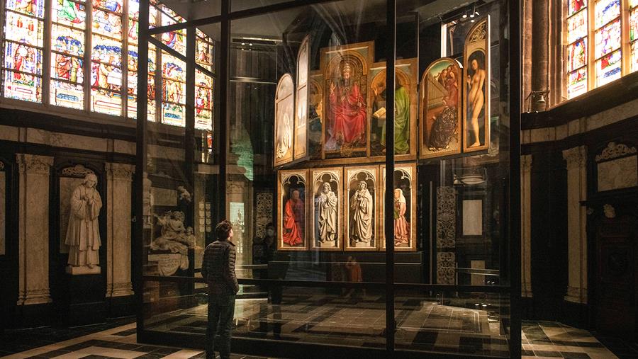 L'œuvre d'art majeure « L' Agneau mystique » est exposée dans une vitrine spécialement conçue par forster unico