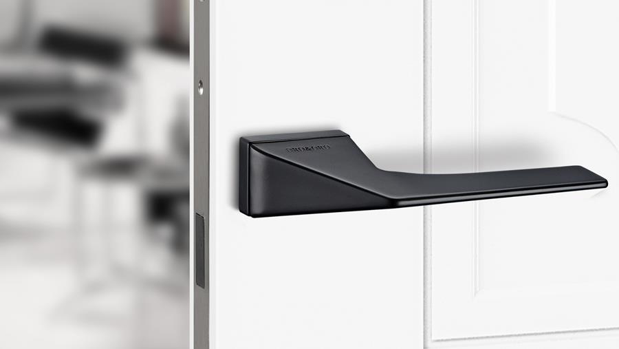 Deze strakke zwarte klink maakt elk modern interieur compleet