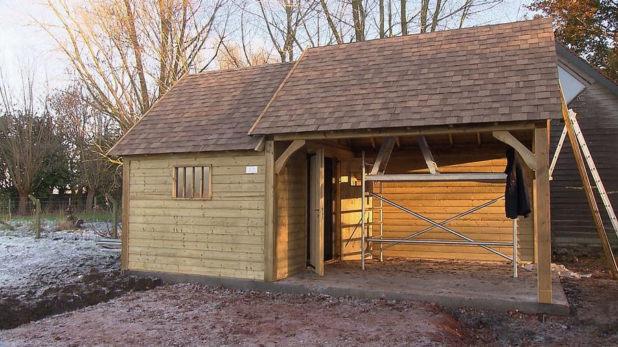 Hoe bouw je een cottage-stijl tuinhuis?
