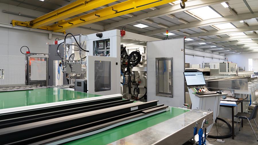 Une production entièrement automatisée des fenêtres et des portes en aluminium