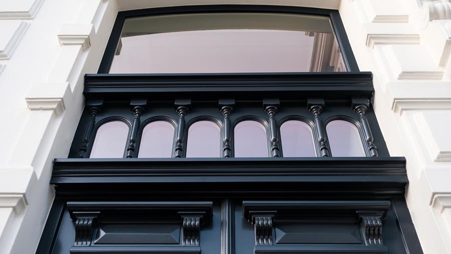 Monumentale voordeur in ere hersteld