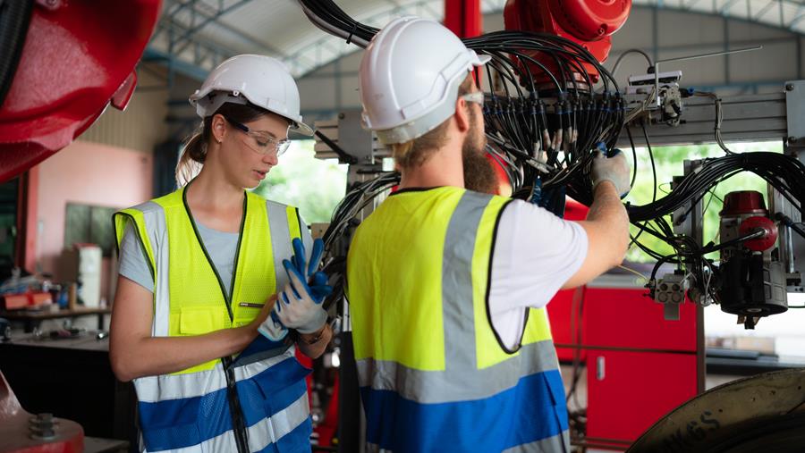 Niet alleen een mannenwereld: de verandering in de machinesector