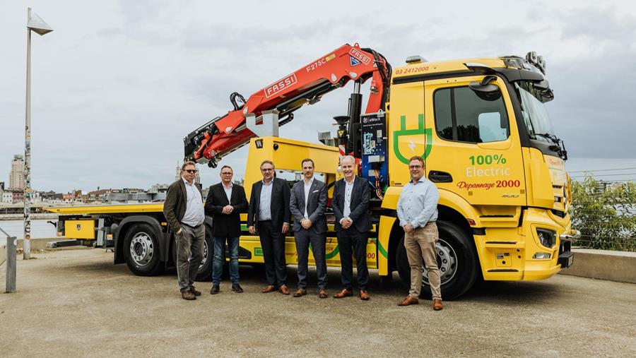 Van Mossel livre la première dépanneuse électrique pour Depannage 2000