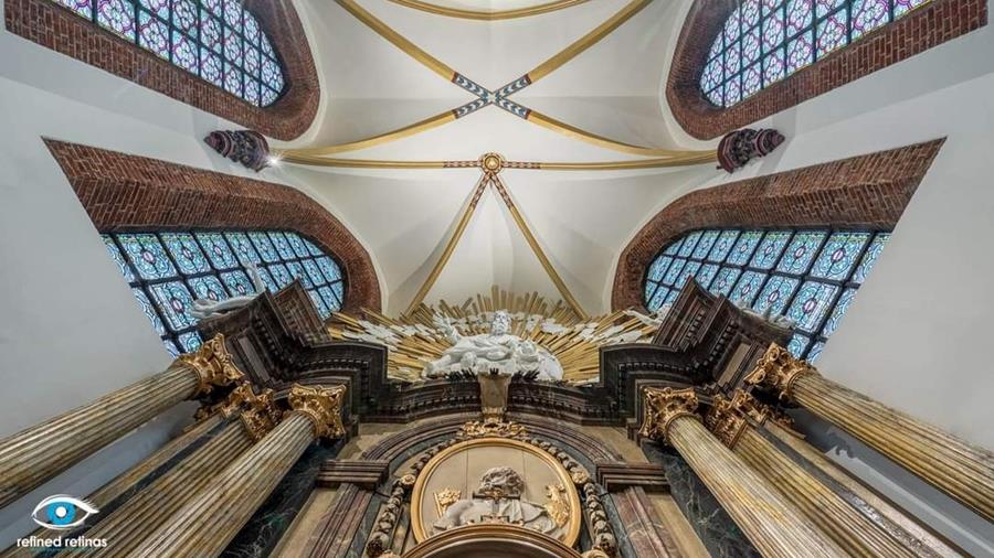 Ornamenten en altaren in kerk met borstel en penseel ingekleurd