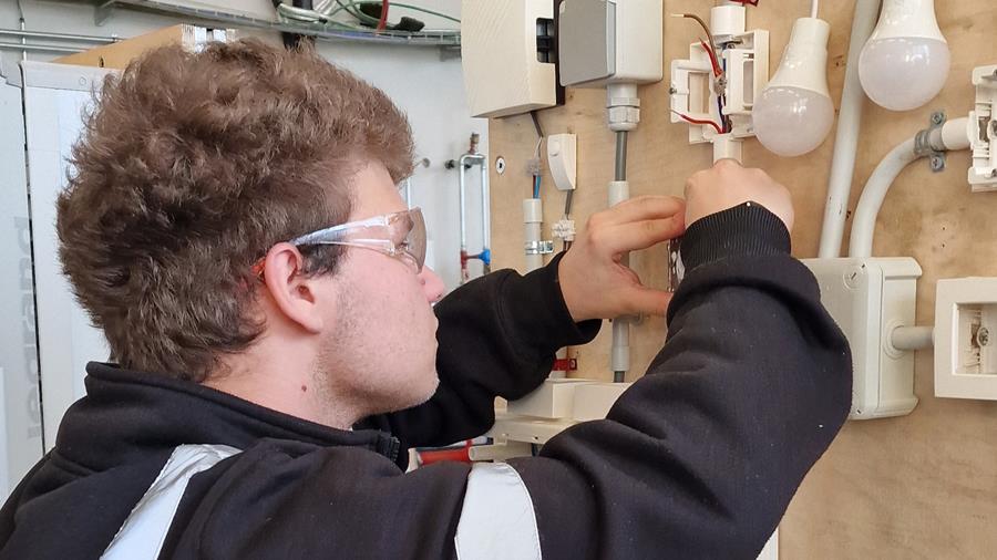 Un élève d'une école secondaire spécialisée atteint le top 12 du Electro Brain+ Challenge