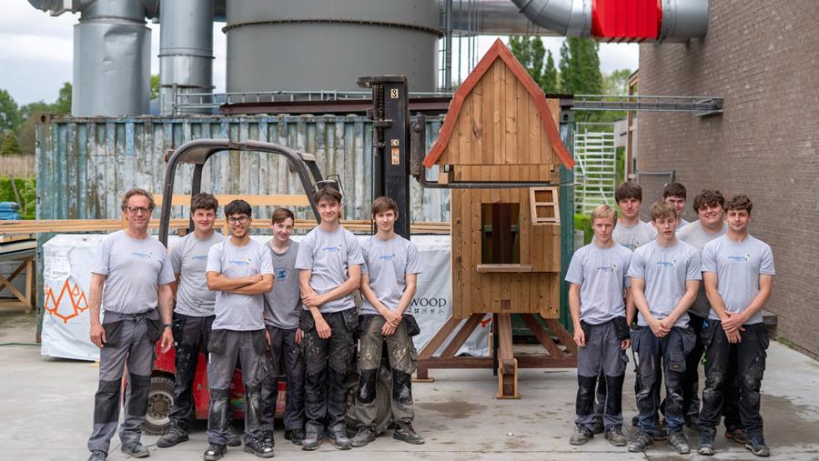 Jong talent bouwt iconische Buurtmolen na