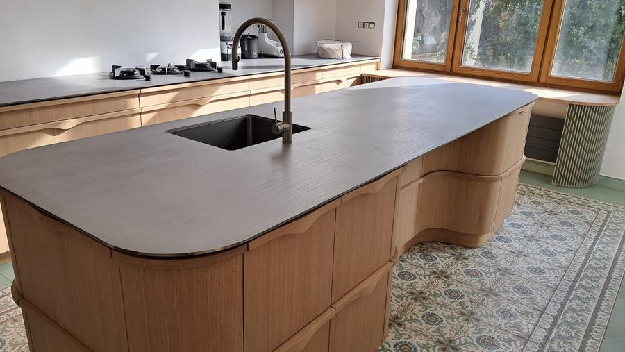 Création d'une cuisine unique aux formes sculpturales