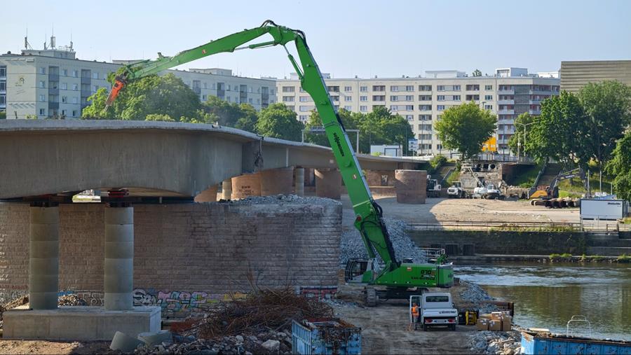 Afbraak van een brug in Dresden met een sloopmachine