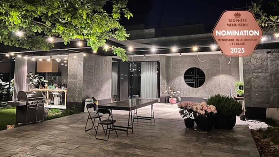 Une architecture de style Prairie épurée en béton et aluminium