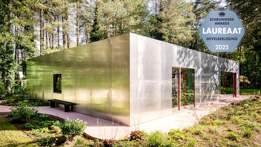 Aluminium gevel weerspiegelt de natuur