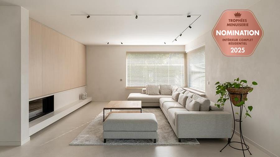 Blanc immaculé et chêne chaleureux en parfaite harmonie