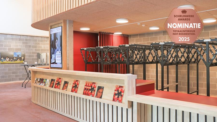 Warme inkomhal met verfijnd lijnenspel in hout