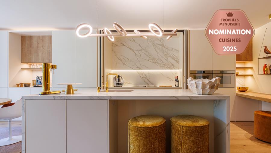 Une cuisine moderne blanche avec accents en bois chaleureux