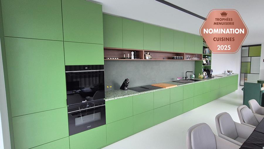 Une cuisine verte audacieuse aux lignes épurées
