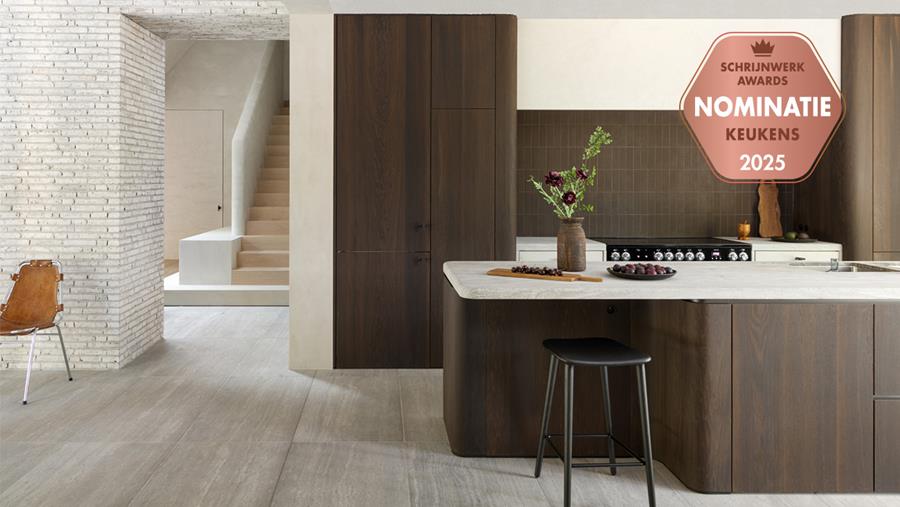 High-end keuken in gerookte eik en messing