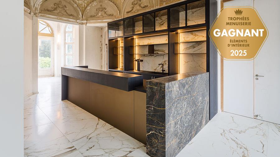 Bar en chêne, marbre et verre comme accroche-regard dans un château