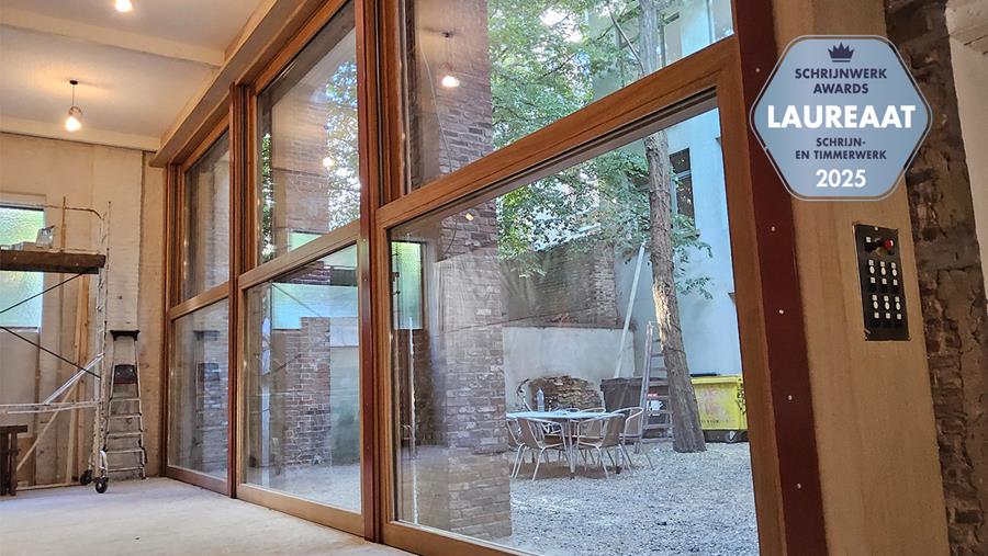 Massieve eiken schuifvensters voor Brugs architectenbureau