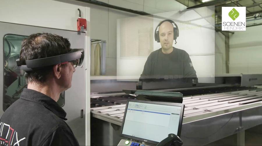 Soenen Hendrik utilise le casque Hololens afin de mieux soutenir les clients