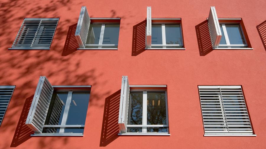 Les panneaux coulissants, une solution peu énergivore pour se protéger de la chaleur